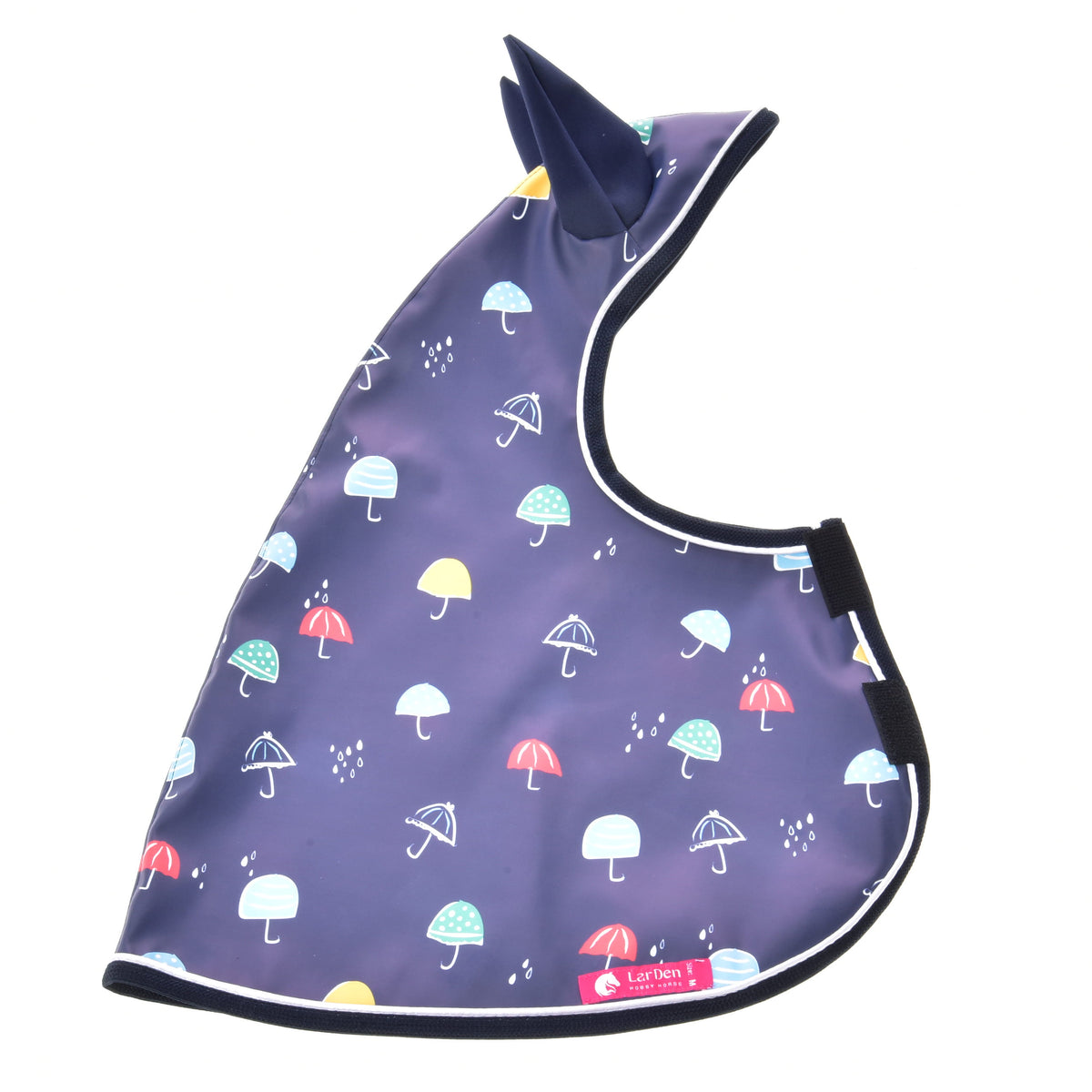 Pláštenka Rainy od Hobby Horse LarDen je tmavomodrý podbradník do každého počasia s farebnými potlačami húb a dáždnikov, špicatou kapucňou a zapínaním na suchý zips – ideálny pre vonkajšiu zábavu alebo Hobby Horse dobrodružstvá.