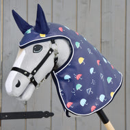 Hobby Horse LarDen „Pláštenka Rainy“ je plyšový Hobby Horse s konskou hlavou na drevenej tyči, ktorý má na sebe modrú pláštenkovú kapucňu do každého počasia s farebným vzorom dáždnikov a tmavomodrými krytmi uší, zobrazený pri sivej drevenej stene.
