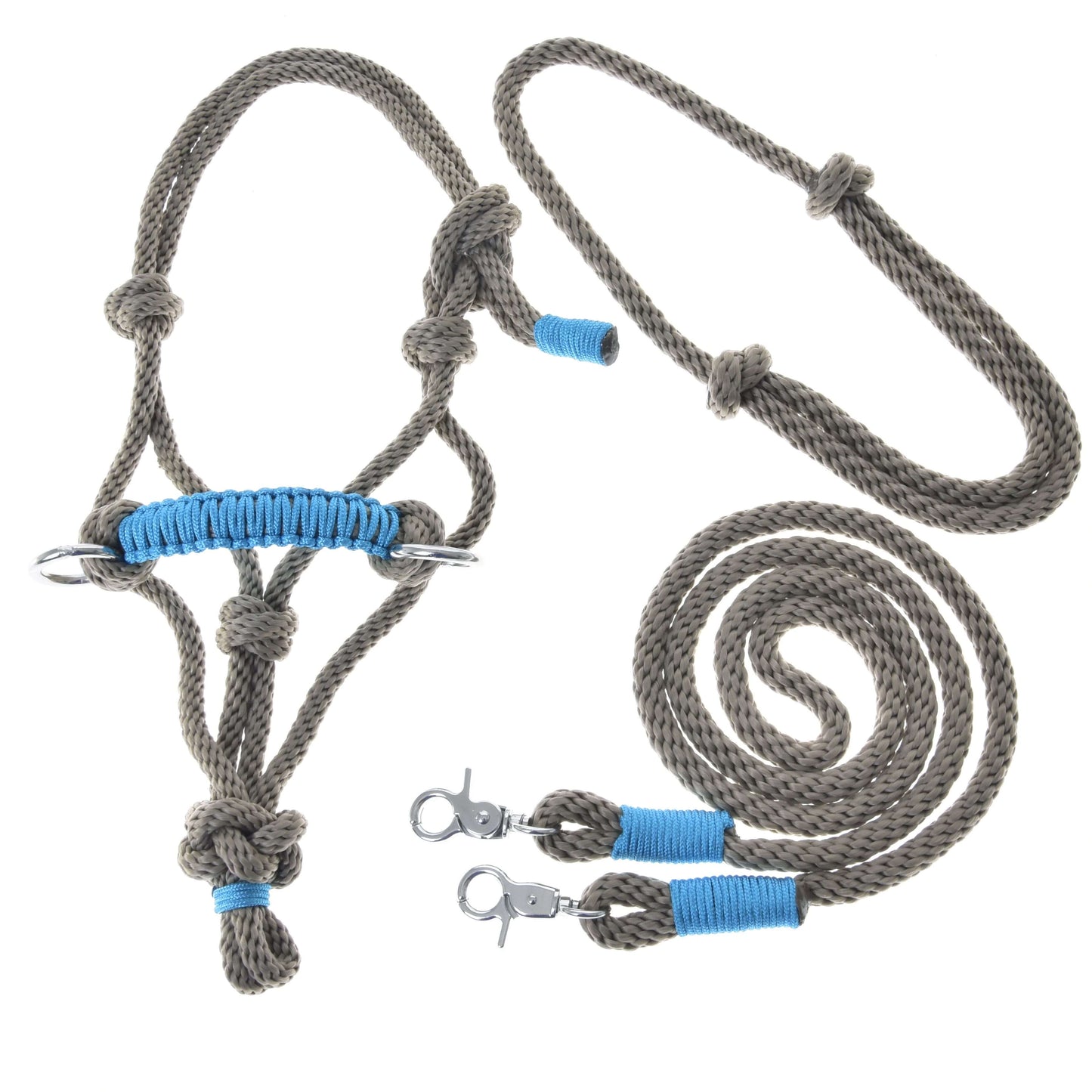 Povrazový set Nature Blue od Hobby Horse LarDen obsahuje sivú ohlávku s modrými detailmi, ladiace vodidlo a opraty s kovovými karabínami – ideálne doplnky pre tvoj Hobby Horse, všetko zobrazené na bielom pozadí.