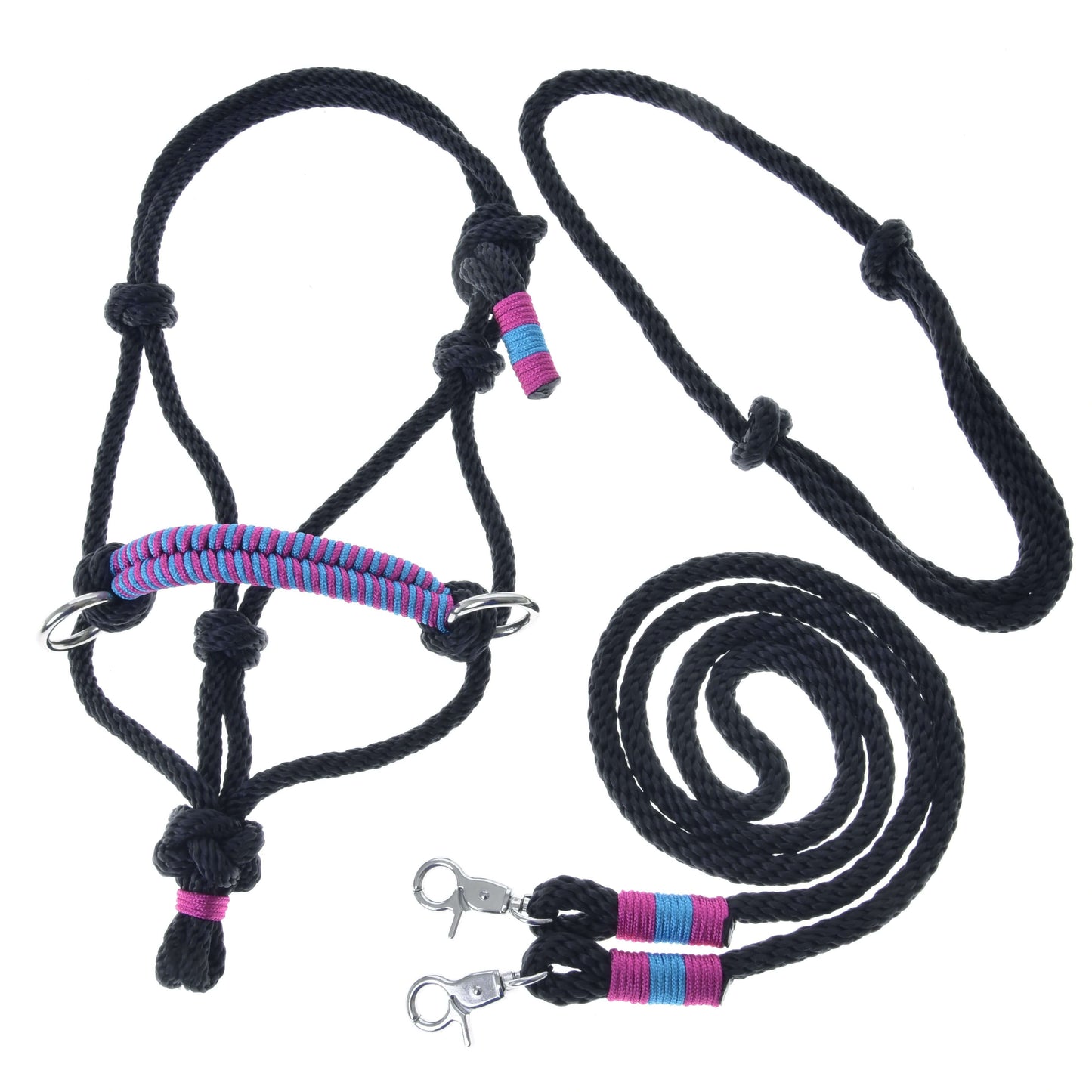Povrazový set Princess od Hobby Horse LarDen obsahuje čiernu povrazovú ohlávku a vodidlo s ružovými a modrými akcentmi, viacerými uzlami, kovovými krúžkami a dvoma kovovými karabínami – ideálny pre jazdenie alebo fanúšikov Hobby Horse. Úhľadne vystavené na bielom pozadí.