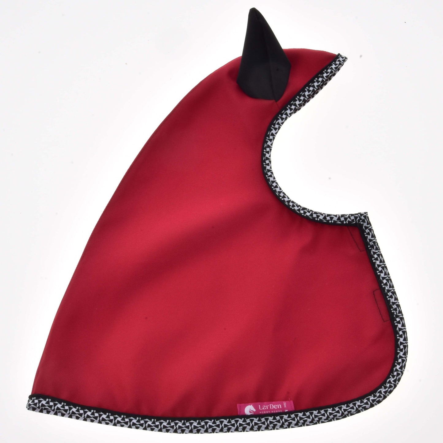 Pláštenka Red Ferrari od Hobby Horse LarDen s čierno-bielo vzorovaným lemom a jedným čiernym špicatým akcentom pripomínajúcim ucho, zobrazená naplocho na bielom pozadí.