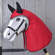 Pláštenka Red Ferrari od Hobby Horse LarDen na sivom Hobby Horse s čiernou uzdečkou, oblečenom do červenej kapucne v štýle pláštenky s čierno-bielym lemom, nasadenom na tyči – ideálna na hru za každého počasia.