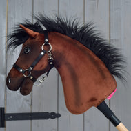 Hobby Horse Roger zboku, hnedý plyšový hannoverský kôň s čiernou hrivou a ohlávkou