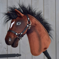 Hobby Horse Roger od LarDen, hnedý plyšový hannoverský kôň s čiernou hrivou a čiernou ohlávkou