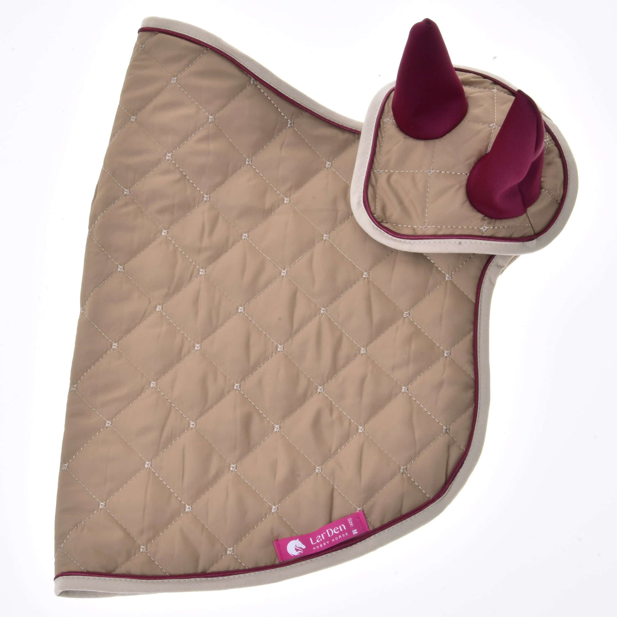 Set Roma od Hobby Horse LarDen je sada prešívanej béžovej podsedlovej dečky a čabraky s vínovými ušami, béžovým lemovaním a ružovým štítkom Let’Den – elegantná voľba pre tvojho koňa.