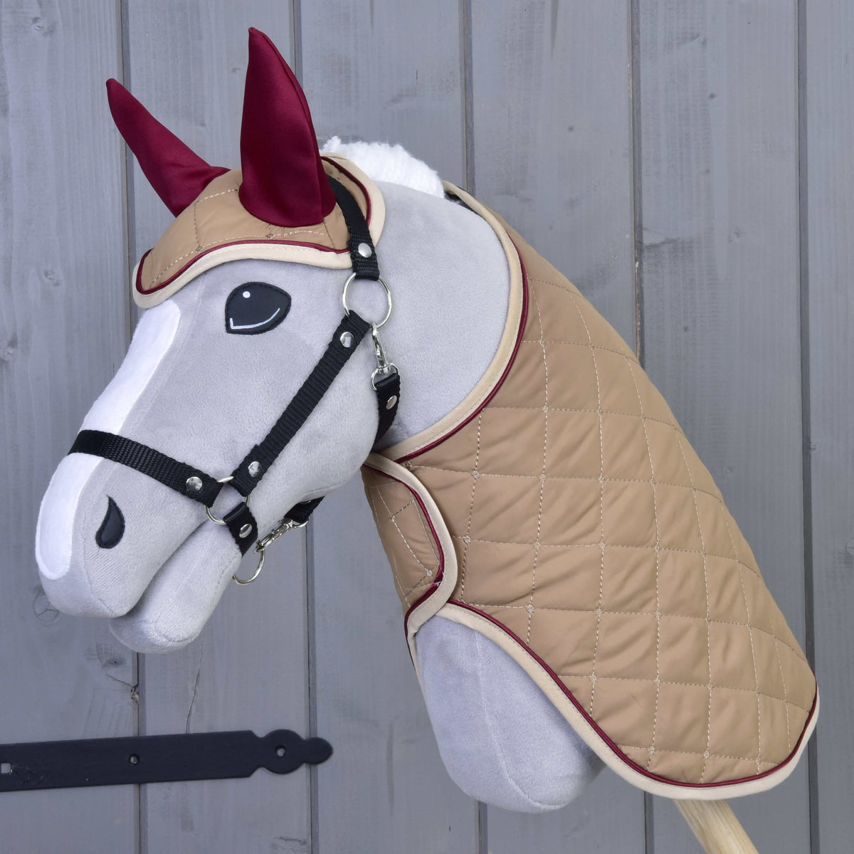Set Roma od Hobby Horse LarDen je plyšový Hobby Horse so svetlosivou tvárou, čiernou uzdečkou, béžovým prešívaným plášťom a vínovou čabrakou – ideálny pre nápaditú hru alebo na kombináciu s dekovou sadou.
