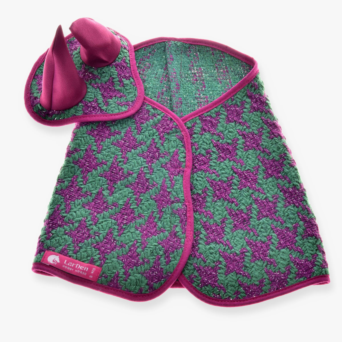 Set Coco od Hobby Horse LarDen: tkaný psí kabátik v zeleno-fialovom vzore kohútej stopy s ružovým lemom a ladiacou čabrakou na uši, na bielom pozadí.