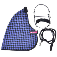 Set Harmony Blue od Hobby Horse LarDen obsahuje modro-čiernu podsedlovú dečku so vzorom kohútej stopy s čiernym lemom, ladiacu čiernu ohlávku podšitú fleecom, čierne vodidlo s kovovou karabínou a útulnú stajňovú deku pre tvojho koňa.