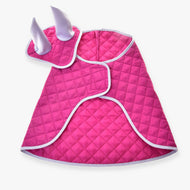 Set Hot Pink Silver od Hobby Horse LarDen: prošívaný kostým pro mazlíčka v zářivě růžové barvě s bílým lemem a stříbrnými detaily, s plyšovými rohy na ladící kapuci – ideální pro hravé mazlíčky a perfektní v kombinaci s útulným setem deky.
