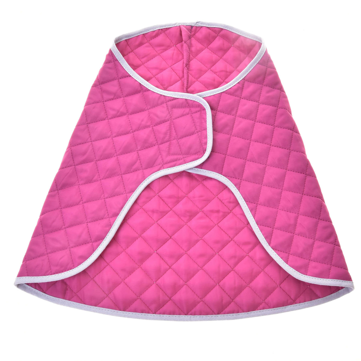 Set Hot Pink Silver od Hobby Horse LarDen: prešívaná žiarivo ružová pláštenka s bielym lemom a kosoštvorcovým vzorom, so zavinovacím predným zapínaním – perfektná na kombináciu s tvojím obľúbeným setom deky.