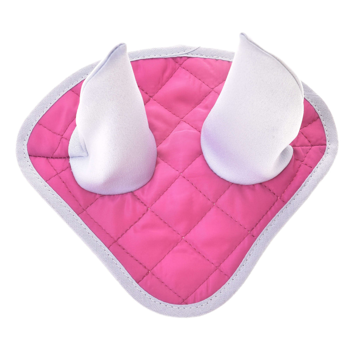 Set Hot Pink Silver od Hobby Horse LarDen: prešívaná sýto ružová látka s dvoma bielymi tvarmi podobnými ušiam a strieborným lemom – perfektná ako hravá čabraka na uši alebo ozdobný doplnok deky.