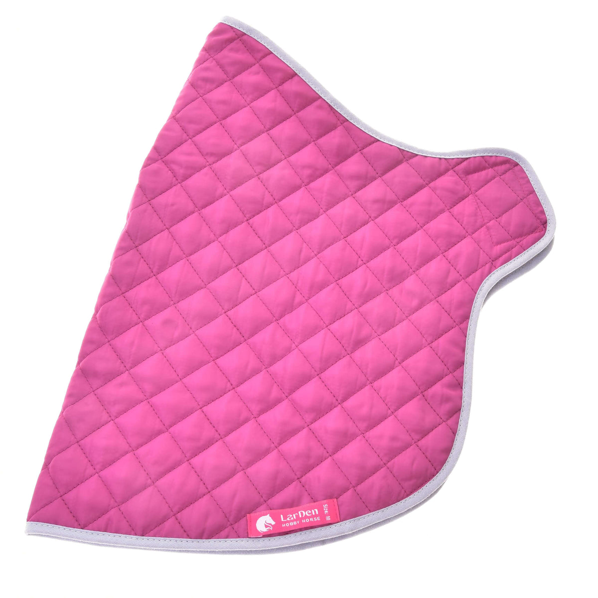 Set Hot Pink Silver od Hobby Horse LarDen: sýto ružová prešívaná podložka so strieborným lemovaním – navrhnutá pre pohodlie a perfektne ladiaca so zodpovedajúcim setom deky alebo čabrakou na uši.