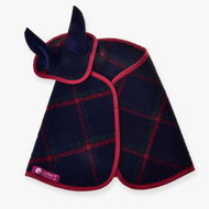 Set Tartan od Hobby Horse LarDen obsahuje malú deku s károvaným vzorom a červeným lemom a dve tmavomodré krytky na uši — ideálne ako dekorácia pre koňa alebo sada čabraky pre tvoj Hobby Horse.