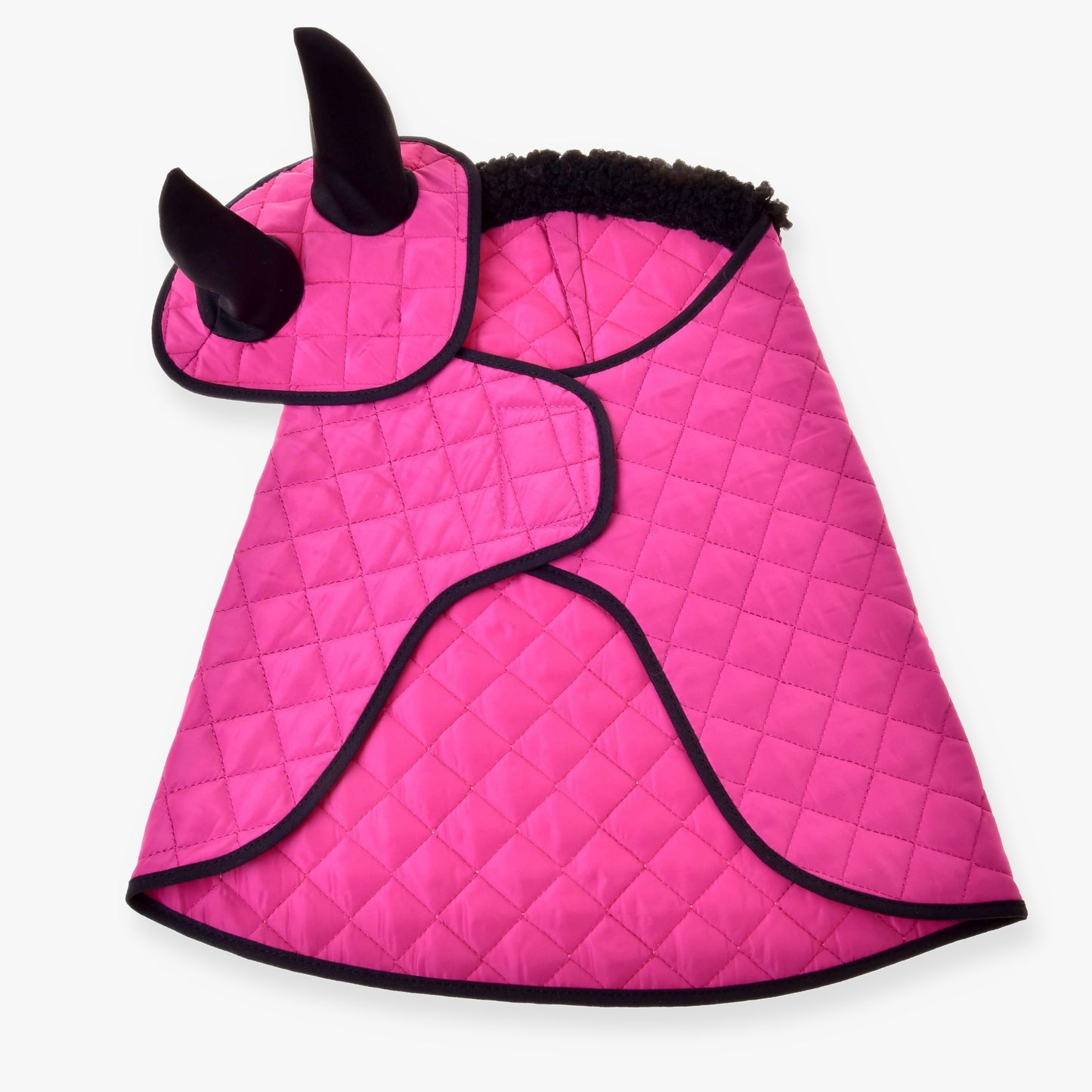 Set Thermo Pink od Hobby Horse LarDen ako ružový prešívaný kabátik pre maznáčikov s čiernym lemom a kapucňou s dvoma čiernymi plyšovými rohmi, zobrazený na bielom pozadí.