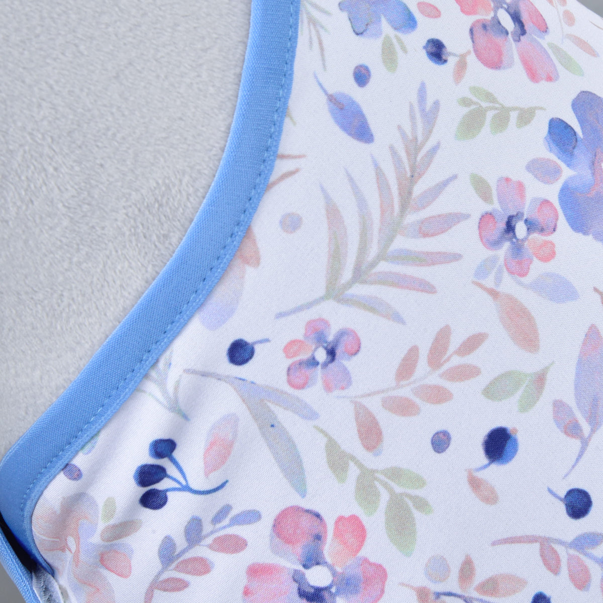 Detail Hobby Horse LarDen Set Vanessa NEW z látky Winter Softshell s modrým lemom a pastelovým kvetinovým vzorom – ružové, fialové a modré kvety so zelenými listami – ideálny pre útulnú súpravu dečky a čabraky pre Hobby Horse.