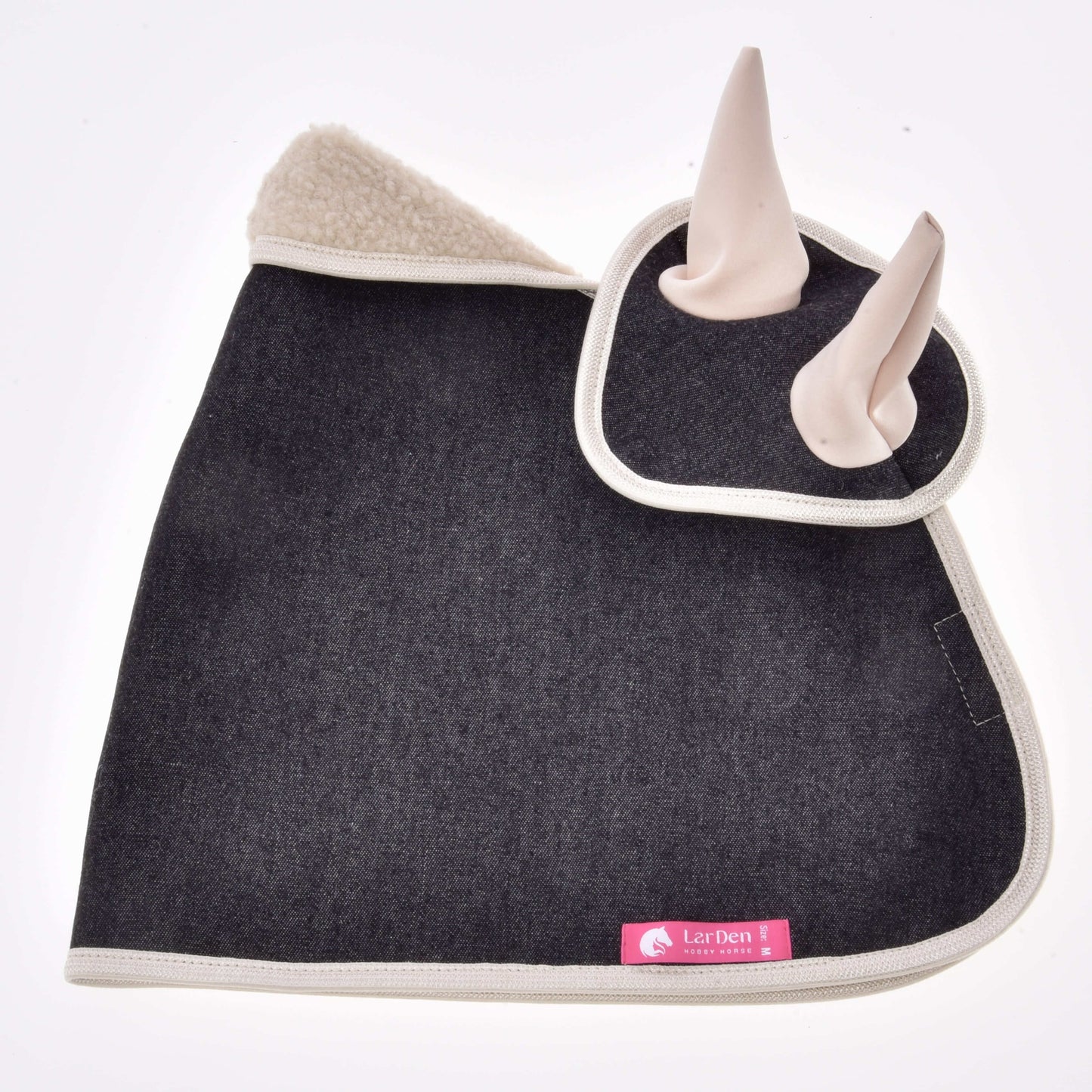 Štýlová čabraka Set Blue Denim od Hobby Horse LarDen z tmavosivej látky má krémové lemovanie, hornú časť s podšívkou sherpa, dve svetlé uši a ružový štítok „LarDen“ na okraji – ideálna ako dekorácia pre Hobby Horse.