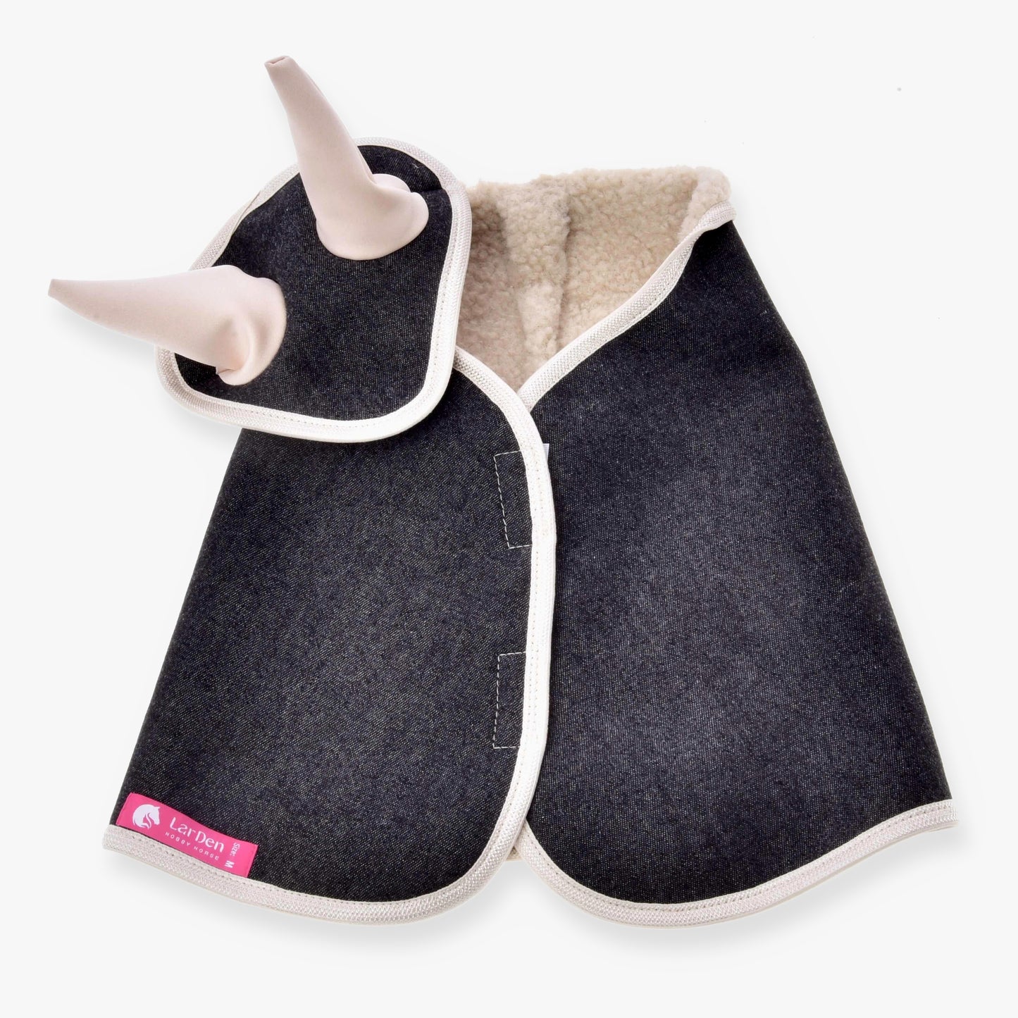 Psia bunda Set Blue Denim od Hobby Horse LarDen je z modrého denimu s bielym lemovaním, má dva plyšové rohy pri krku pre hravý vzhľad inšpirovaný koňom, ružový štítok v rohu a vnútri krémovo sfarbenú fleecovú podšívku.