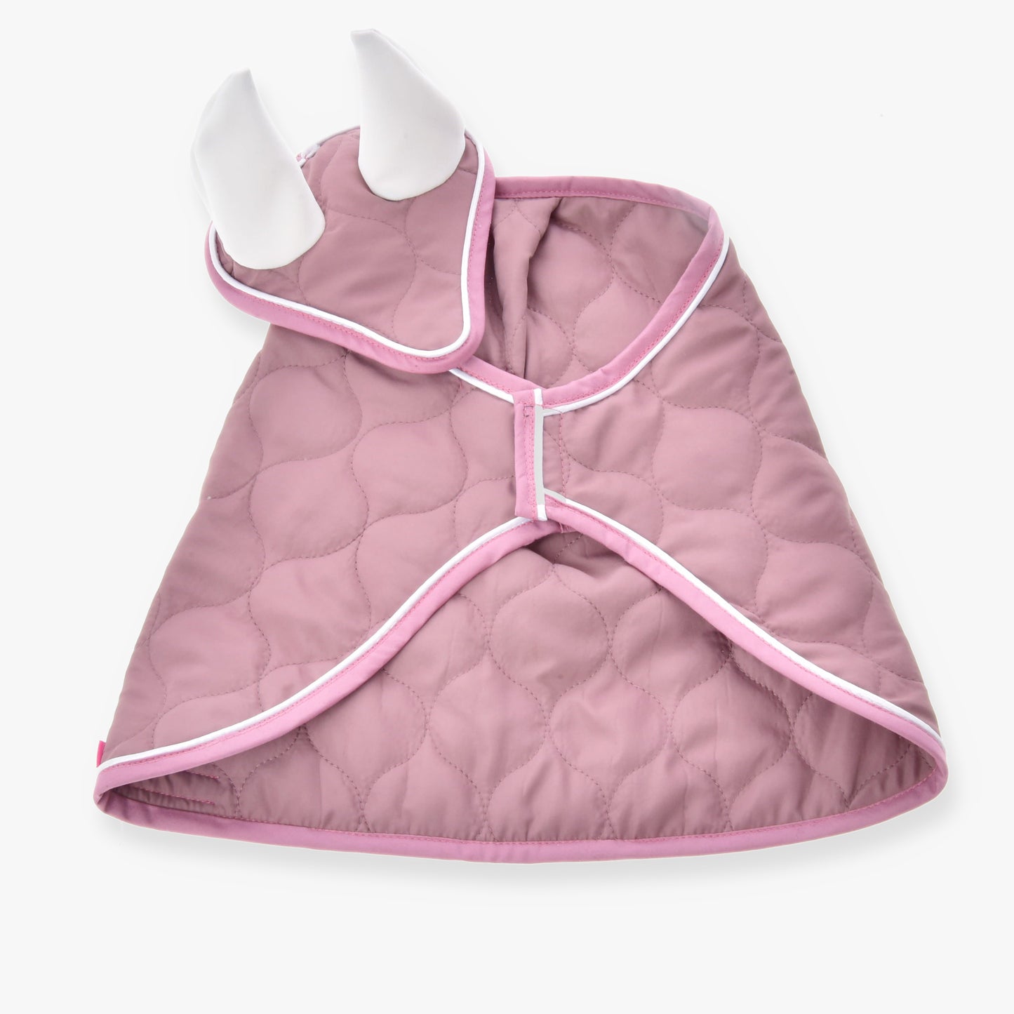 Set Dusty Rose od Hobby Horse LarDen, prešívaný svetlofialový plášťik pre maznáčika s bielym lemom a dvoma mäkkými bielymi rohmi na ladiacom golieri, pripomínajúci hravú čabraku. Zobrazený naplocho na bielom pozadí.