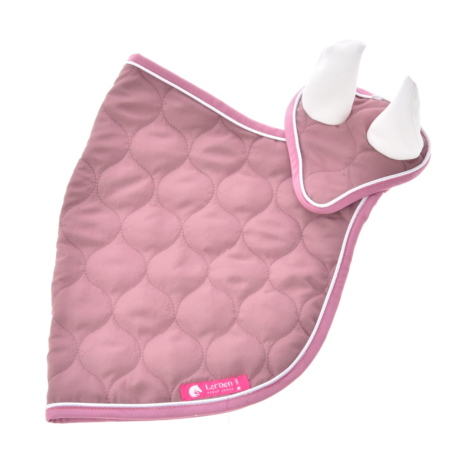 Set Dusty Rose od Hobby Horse LarDen, mauve prešívaná čabraka s bielym lemom, s dvoma vztýčenými krytmi uší na ochranu koňa, zobrazená naplocho na bielom pozadí.