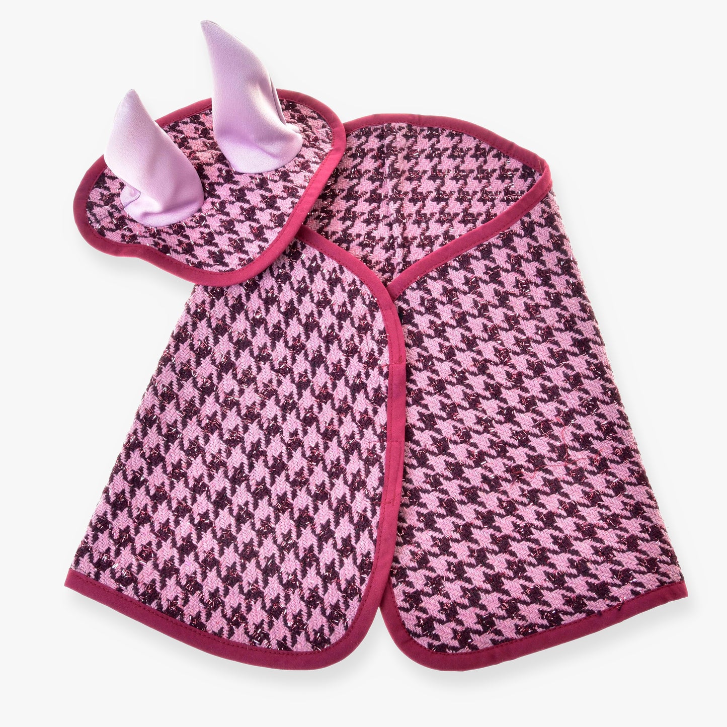 Set slavnostní Bordeaux od Hobby Horse LarDen jako růžovo-černý ručníkový set se vzorem kohoutí stopy, tmavě růžovým lemem a kapucí se dvěma světle růžovými králičími oušky, ideální jako hravá deka pro Hobby Horse nebo jako zábavný set s čabrakou.