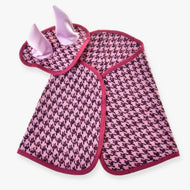 Set slávnostný Bordeaux od Hobby Horse LarDen ako ružovo-čierny uterákový set so vzorom kohútej stopy, tmavo ružovým lemom a kapucňou s dvoma svetlo ružovými zajačími uškami, ideálny ako hravá deka pre Hobby Horse alebo ako zábavný set s čabrakou.