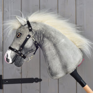 Hobby Horse Silver Moon zboku s huňatou bielou hrivou a čiernou ohlávkou