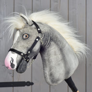 Hobby Horse Silver Moon od LarDen, sivo-biela plyšová konská hlava s čiernou ohlávkou