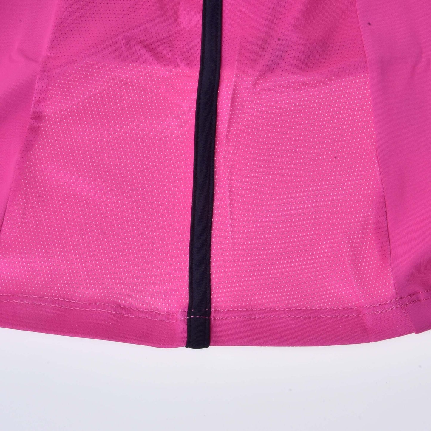 Detail spodnej časti Športového trička LarDen Pink od Hobby Horse LarDen zo spandexu s čiernym zvislým zipsom uprostred a malými bielymi bodkami na pravej strane zipsu.