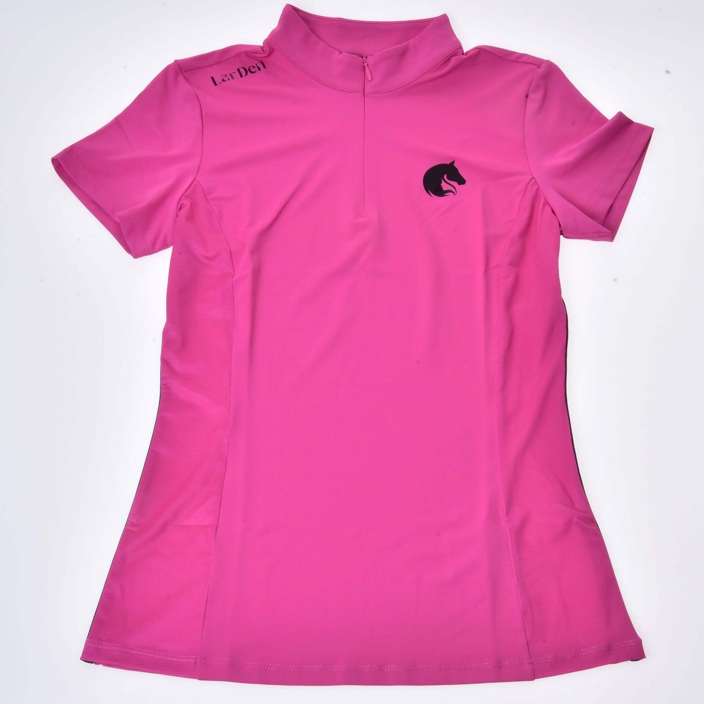 Hobby Horse LarDen Športové tričko LarDen Pink, žiarivo ružový športový top s krátkym rukávom, čiernym logom konskej hlavy na ľavej strane hrude, nápisom „LarDen“ na pravom ramene, krátkym zipsom pri golieri, pružnou spandexovou látkou a ľahko rozšíreným spodným lemom.