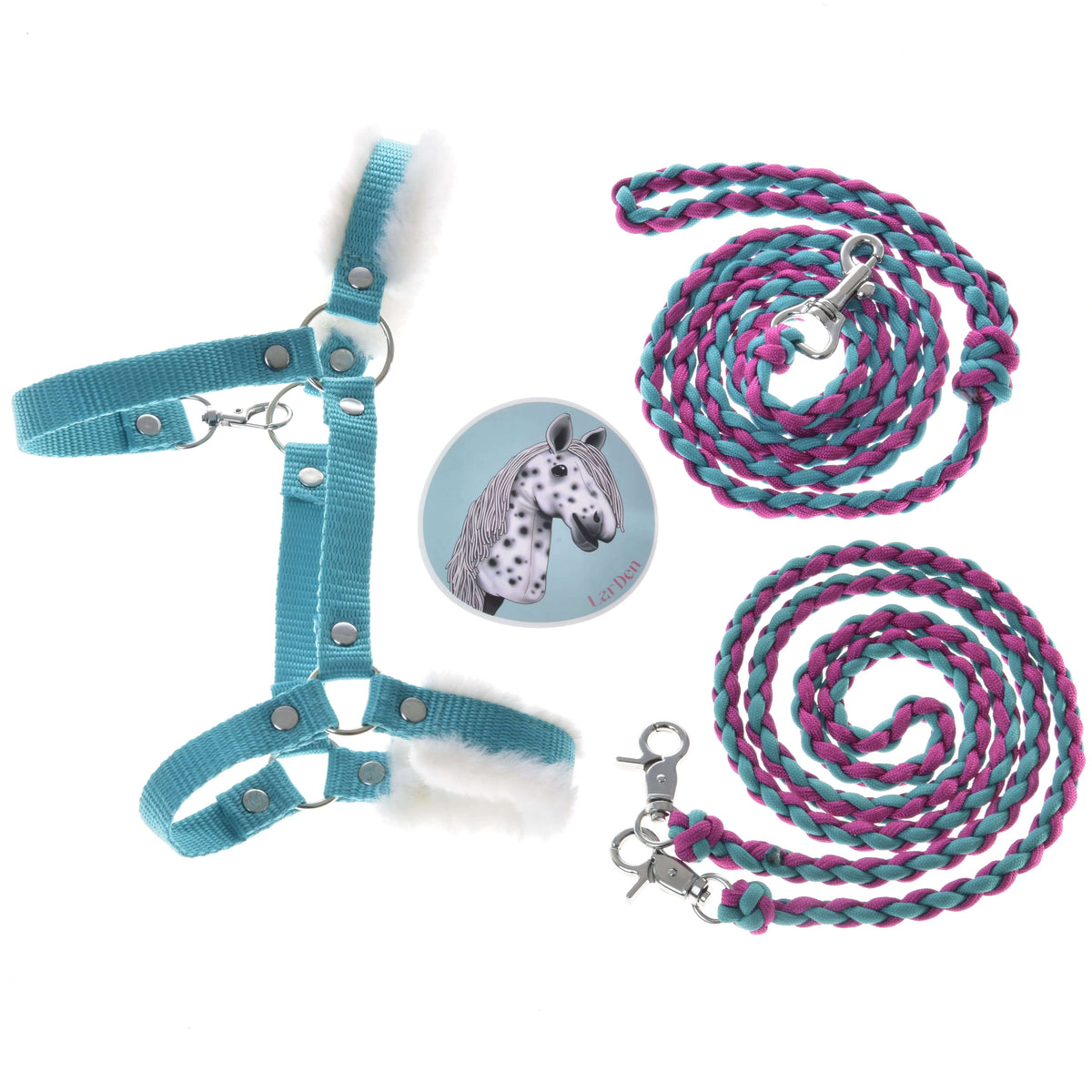 Set Perfect Combination Turquoise od Hobby Horse LarDen obsahuje tyrkysovú ohlávku s kožušinovým polstrovaním, odznak so strakatým koňom a dve pletené vodidlá v ružovej, tyrkysovej a čiernej farbe so striebornými karabínami na bielom pozadí.