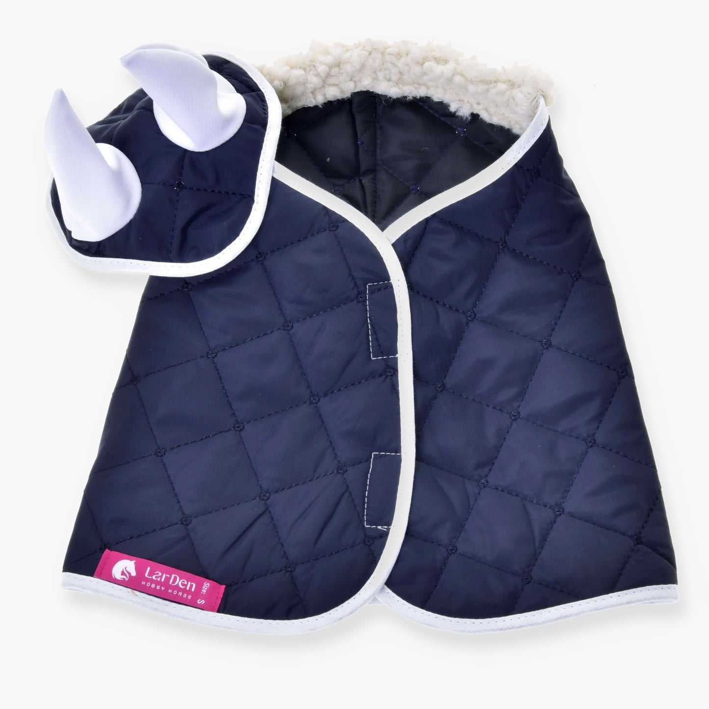 Set Thermo Blue od Hobby Horse LarDen je tmavomodrý prešívaný kabátik pre maznáčika s bielym lemovaním, kapucňou s dvoma vypchatými bielymi rohmi pre vzhľad nosorožca a mäkkou huňatou podšívkou, inšpirovaný klasickými dizajnmi diek pre Hobby Horse.
