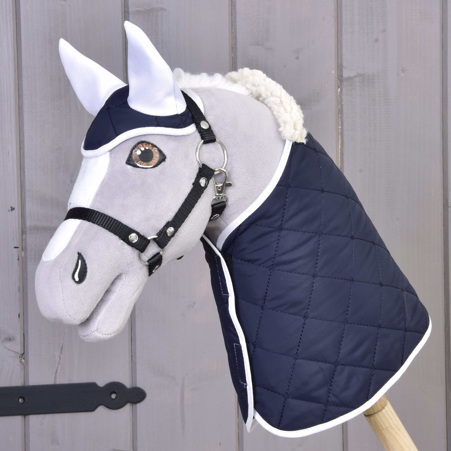 Set Thermo Blue od Hobby Horse LarDen tvorí plyšová hlava Hobby Horse s bielymi ušami, postrojom a prešívanou tmavomodrou dekou – ideálny ako očarujúci dekoratívny doplnok s konským motívom.