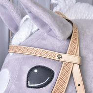 Detail Hobby Horse LarDen Uzdečky western Classic: světle šedá plyšová koňská hlava s černě vyšivanýma očima, bílými detaily, béžovou vzorovanou westernovou uzdečkou, viditelnou texturou látky a zapletenou hřívou.