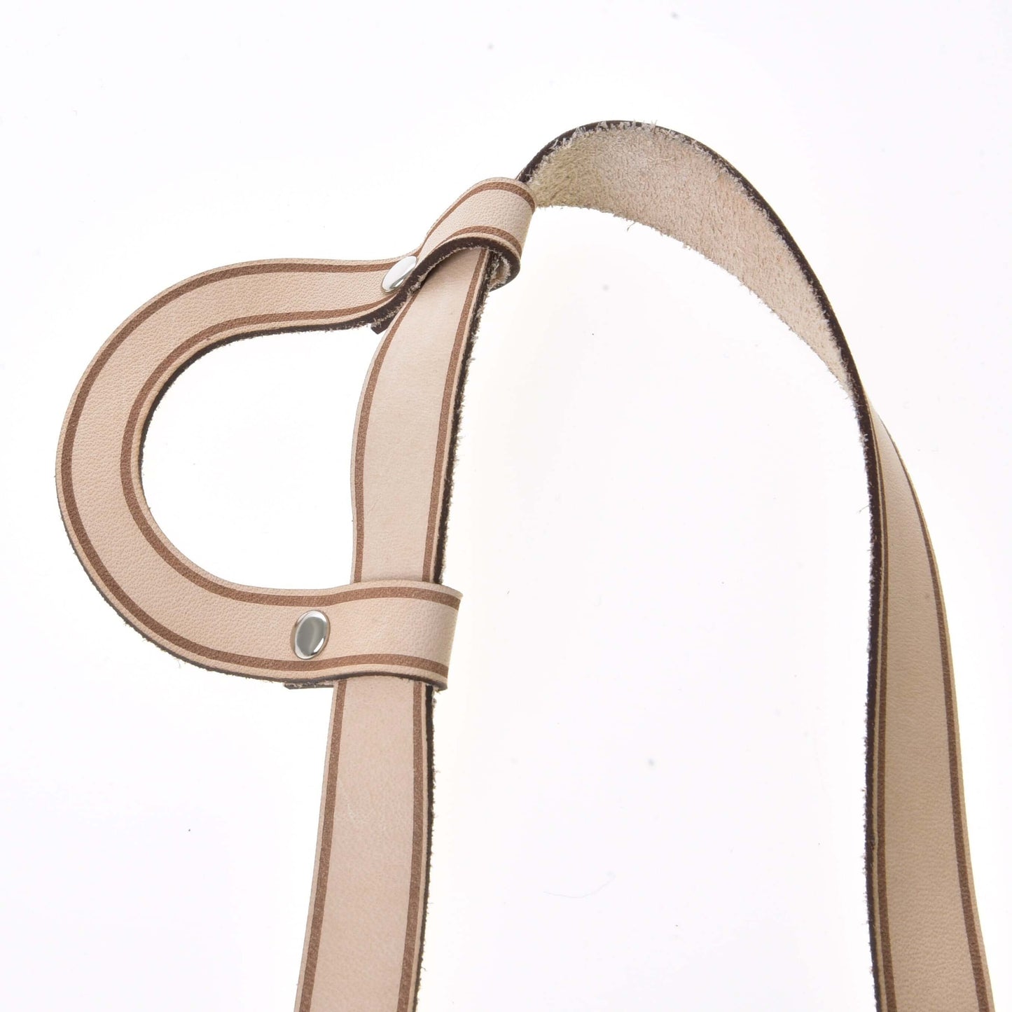 Detail uzdečky western jednouška od Hobby Horse LarDen so svetlohnedým koženým remienkom, kovovými nitmi, oválnym očkom a nezačistenými okrajmi na jednoduchom bielom pozadí.
