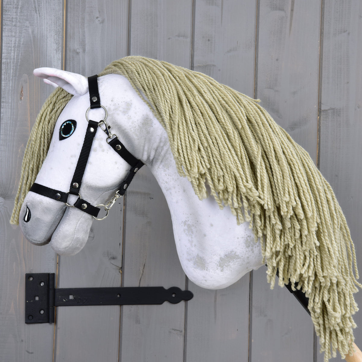 Hobby Horse Victory s čiernou ohlávkou - veľkosť M od Hobby Horse LarDen, s bielou plyšovou hlavou, dlhou žltou hrivou z priadze a čiernou ohlávkou, inšpirovaný andalúzskou kobylou.
