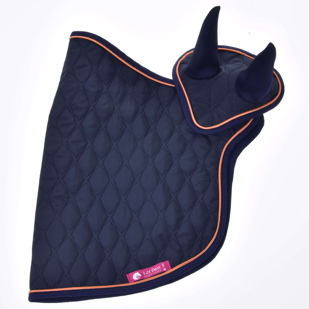 Tmavomodrá prešívaná čabraka Set Winner od Hobby Horse LarDen s oranžovým lemom a dvoma špicatými krytmi uší, položená naplocho na bielom pozadí. Má viditeľný ružový štítok Ler Der – ideálna ako štýlový konský doplnok.