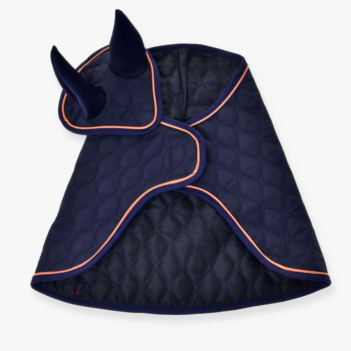 Čabraka Set Winner od Hobby Horse LarDen je prešívaný tmavomodrý model s oranžovým lemom, dvoma vztýčenými krytmi uší a zaobleným tvarom – ideálny pre štýlové zakrytie uší a časti hlavy tvojho koňa.