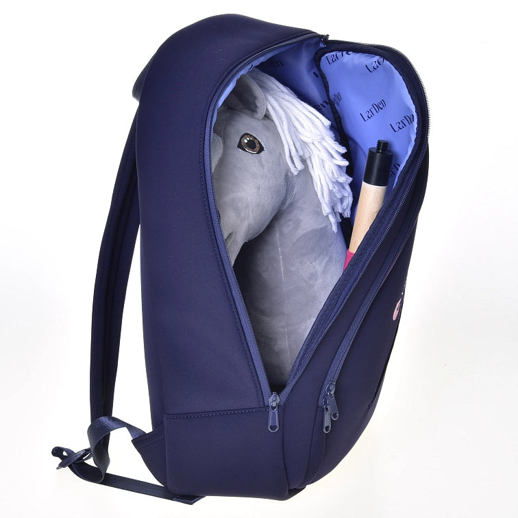 Tmavomodrý batoh je rozopnutý a vnútri odhaľuje sivú hračku Hobby Horse s bielou hrivou a drevenou tyčou. Vnútorná podšívka batoha je svetlomodrá s opakujúcim sa textom Laviu – ideálny spoločník pre dobrodružstvá s Hobby Horsingom.