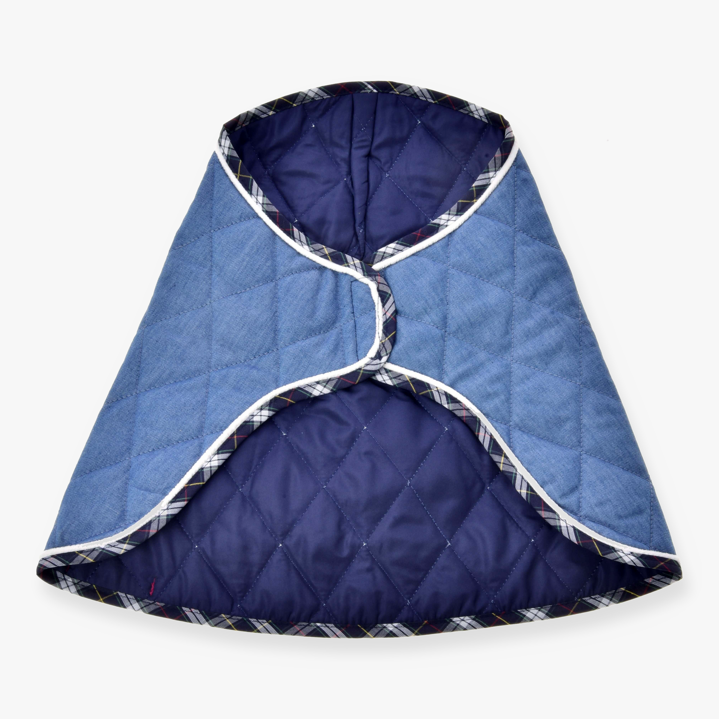 Deka Beautiful Jeans od Hobby Horse LarDen, prešívaný modrý a tmavomodrý pet coat s bielym lemovaním a károvaným okrajom, so zakriveným prekrývajúcim sa strihom a kosoštvorcovým prešívaním, zobrazený naplocho na bielom pozadí.