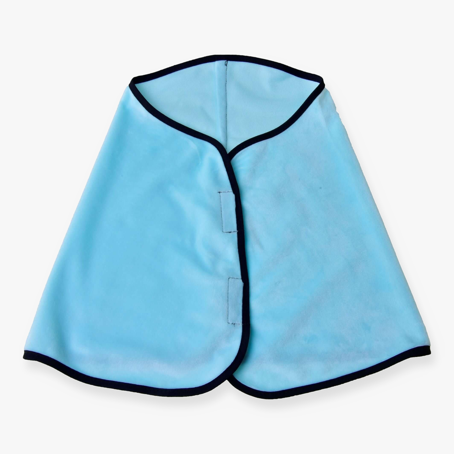 Deka Ice Blue od Hobby Horse LarDen s čiernym lemovaním a dvoma prednými suchými zipsami, zobrazená naplocho na bielom pozadí – perfektná na tréning koňa alebo hru.