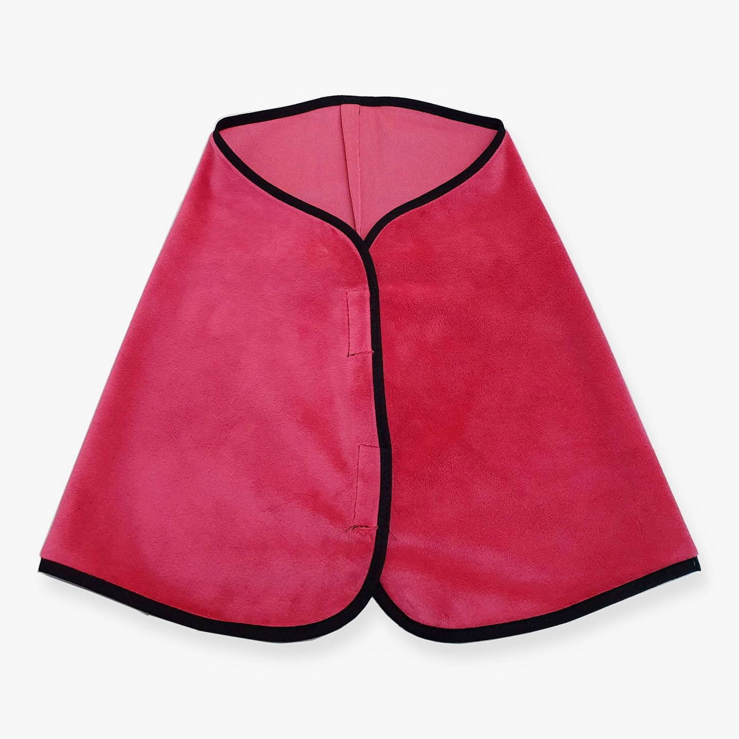 Deka Malina od Hobby Horse LarDen je malinovo ružový uterák na vlasy z mikrovlákna v tvare pláštenky s čiernym lemovaním, zobrazený naplocho na bielom pozadí. Je inšpirovaný konskými dekami a má bezpečné zapínanie na sponu pre jednoduché použitie.
