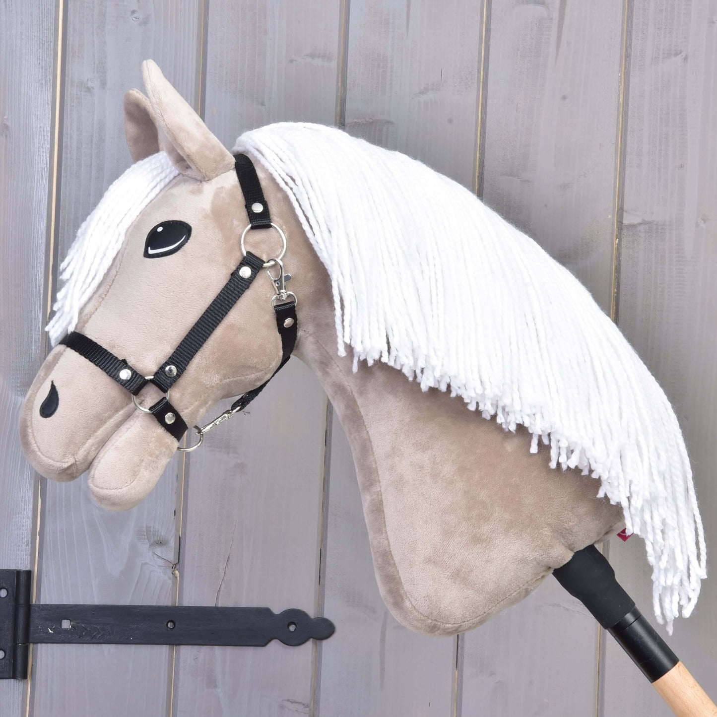 Hobby Horse Blondie s čiernou ohlávkou od Hobby Horse LarDen má béžovú tvár, bielu hrivu a drevenú tyč – ideálny pre každého rodinného nadšenca do koní.