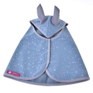 Pláštenka Blue Drops od Hobby Horse LarDen, svetlo modrá pláštenka pre maznáčikov so vzorom kvapiek vody, svetlo sivým lemovaním, dvoma sivými akcentmi v tvare uší na kapucni a ružovým štítkom „Let Rain“ — ideálna do každého počasia.