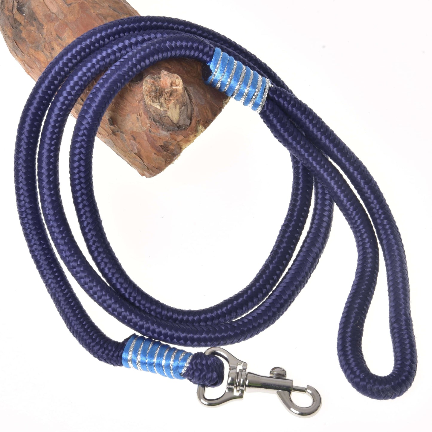 Hobby Horse - vodidlo Blues od Hobby Horse LarDen, stočené tmavomodré povrazové vodidlo s modrými a bielymi detailmi, so striebornou kovovou karabínou, prehodené cez drevo na bielom pozadí.