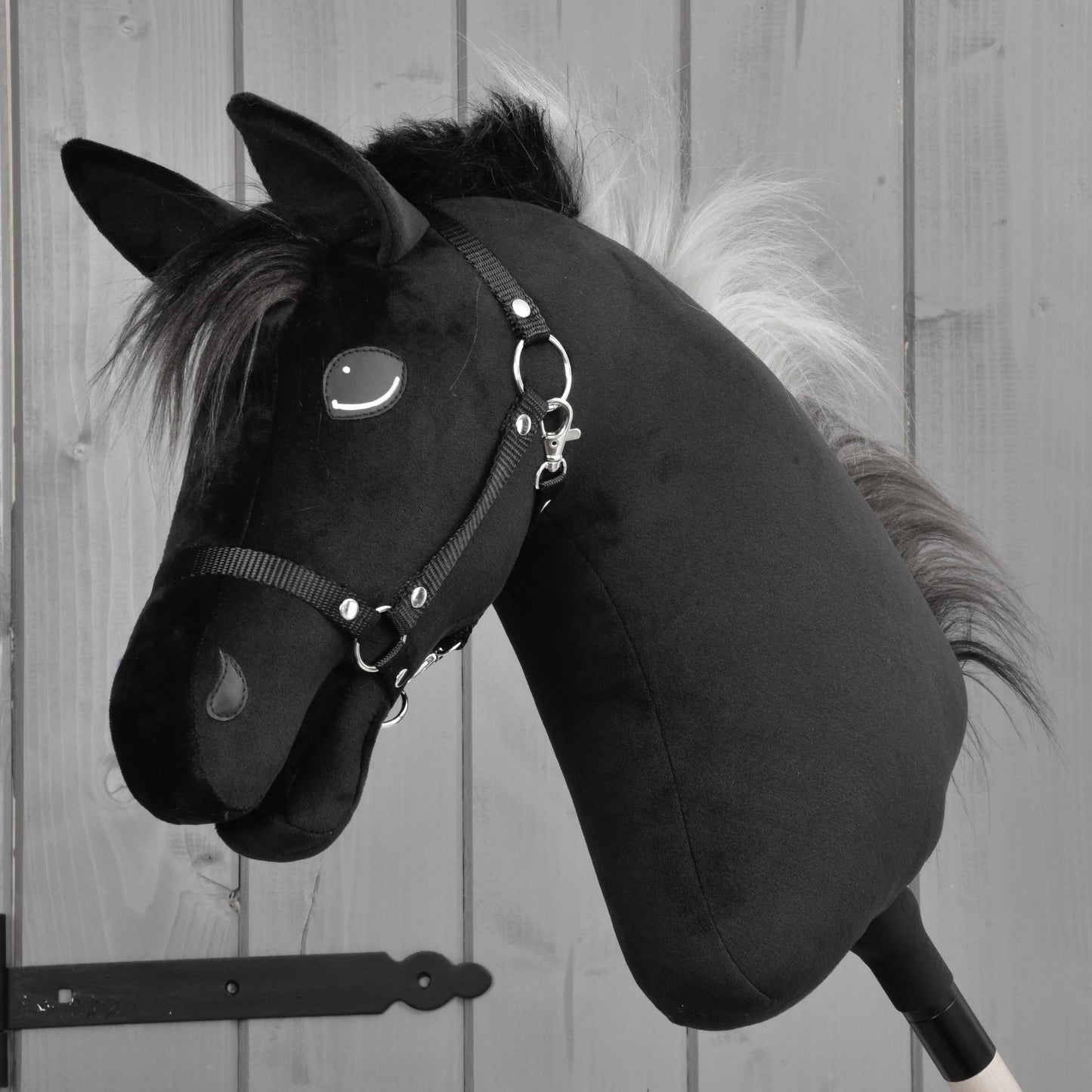 Hobby Horse Bond s čiernou ohlávkou od Hobby Horse LarDen, výrazný čierny plyšový Hobby Horse žrebec inšpirovaný hannoverským koňom, s uzdečkou a drevenou tyčou – ideálna voľba pre každého nadšenca do Hobby Horse Bond.