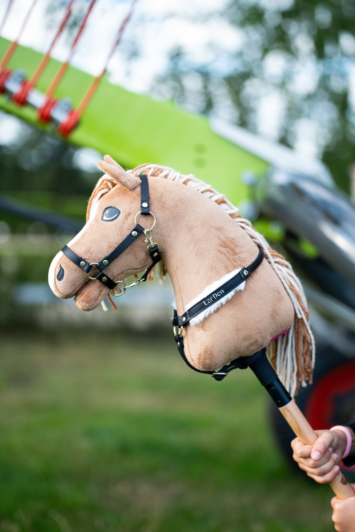 Hobby Horse Sandy s čiernym náprsníkom z koženky s lemom z bielej kožušiny vonku