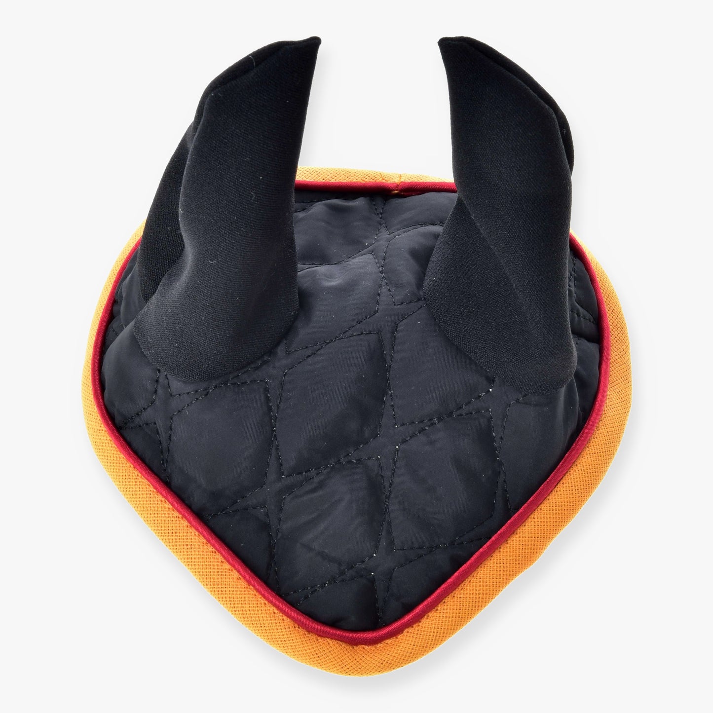 Čabraka Flag DE od Hobby Horse LarDen, prošívaná černá čabraka ve tvaru srdce se dvěma vztyčenými špičkami a oranžovým lemem, poskytující stylovou ochranu proti hmyzu v hravém designu připomínajícím kostým.