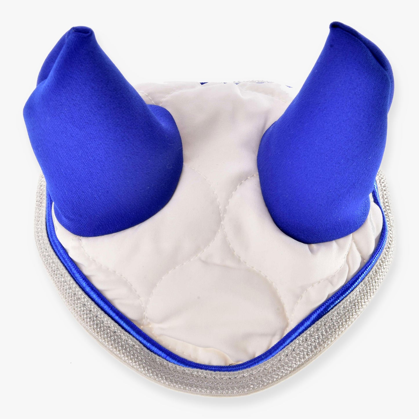 Čabraka Cream Pearl od Hobby Horse LarDen, bílá a modrá čabraka se dvěma vztyčenými špičatými částmi a stříbrným lemováním, navržená pro Hobby Horse k ochraně proti hmyzu. Vyfotografováno na bílém pozadí.
