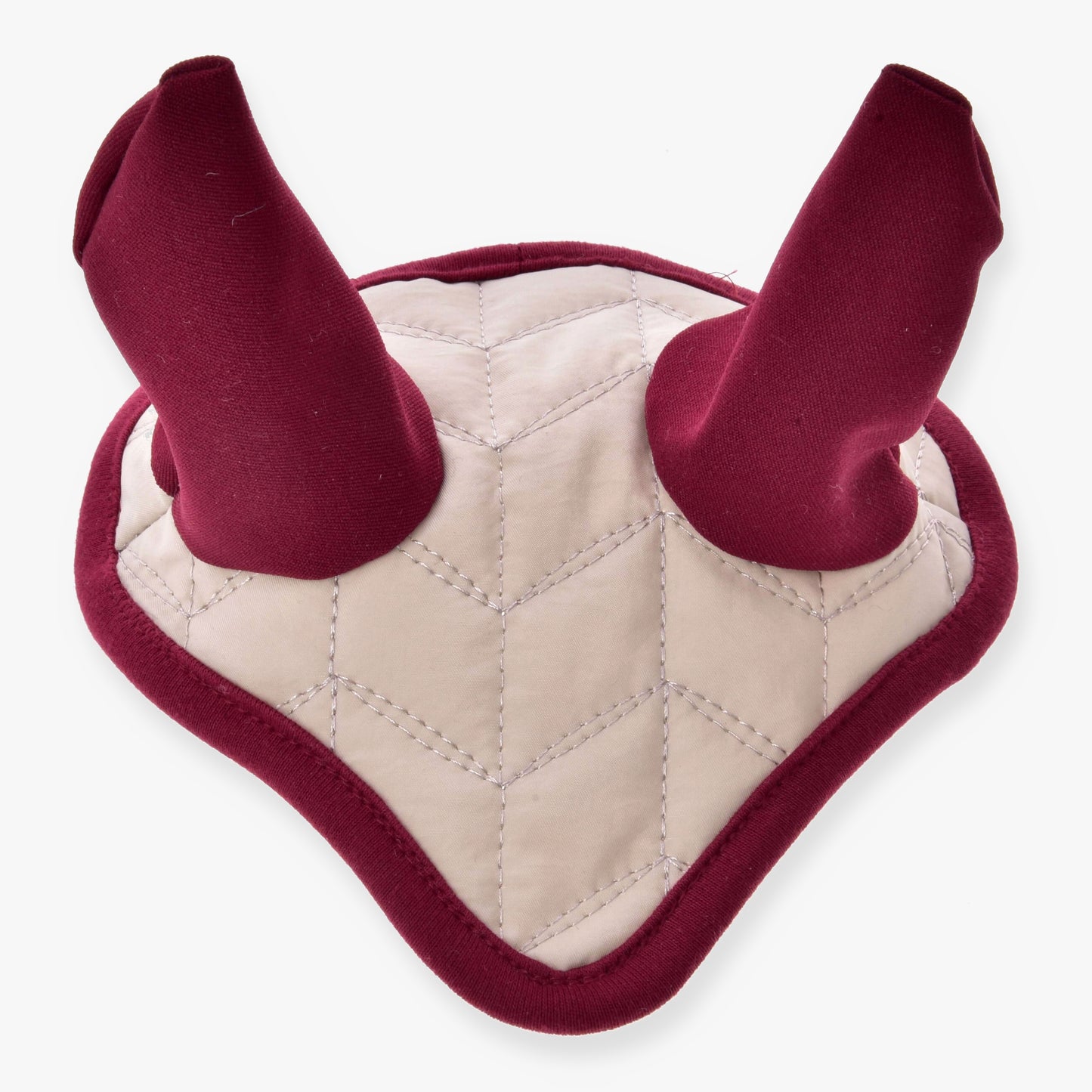 Čabraka Maroon Star od Hobby Horse LarDen, prešívaná čabraka v tvare V s dvoma gaštanovo červenými polstrovanými krytmi uší na ochranu proti hmyzu, navrhnutá pre Hobby Horses a zobrazená na bielom pozadí.