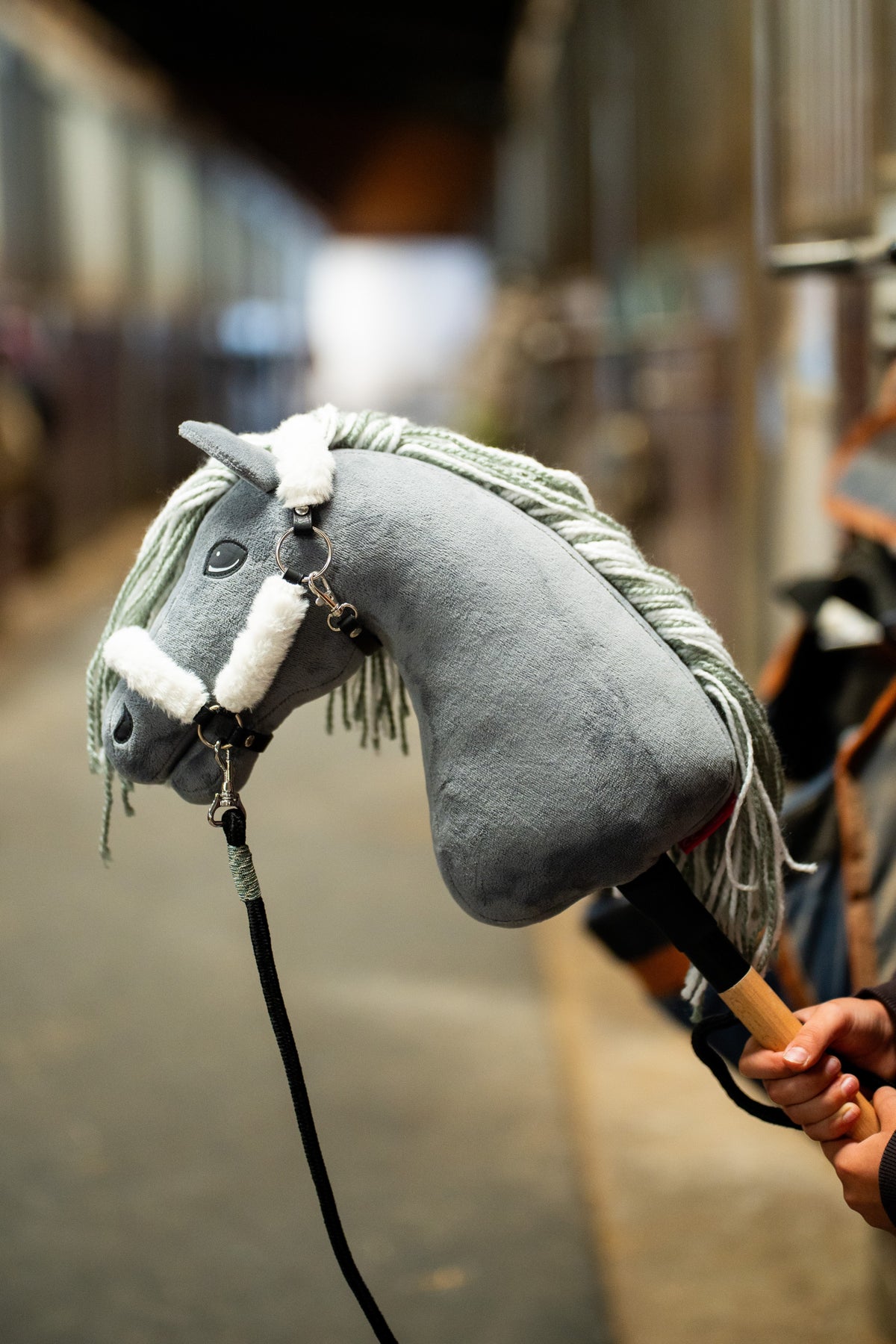 Hobby Horse Calypso s čiernou ohlávkou, so sivou plyšovou hlavou, svetlou priadzovou hrivou a čiernym vodítkom